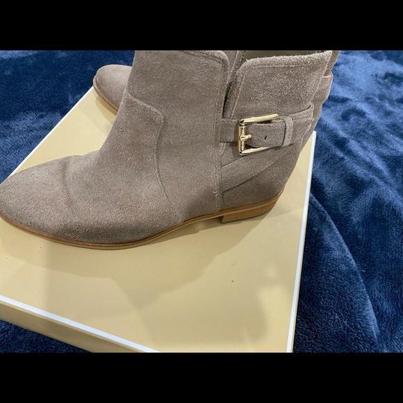 ⭐️PRICE⬇️  
Michael Kors - Khaki Salem Bootie - 7M - Picture 5 of 10